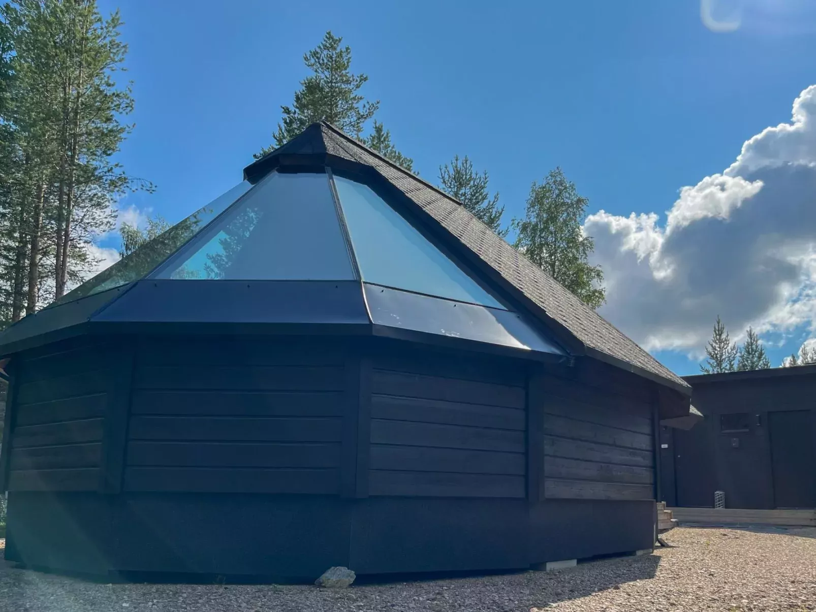 Samruam b aurora cabin-Outside