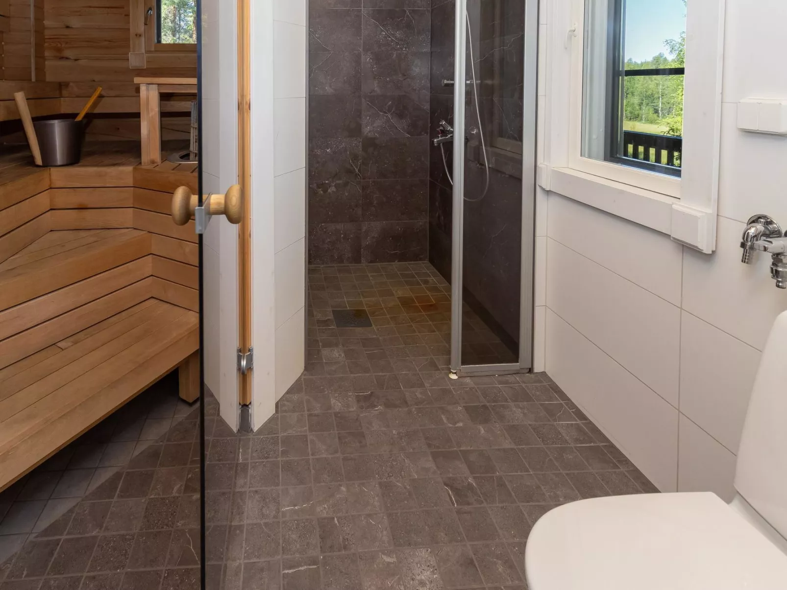 Kiehtäjän lahti-Inside