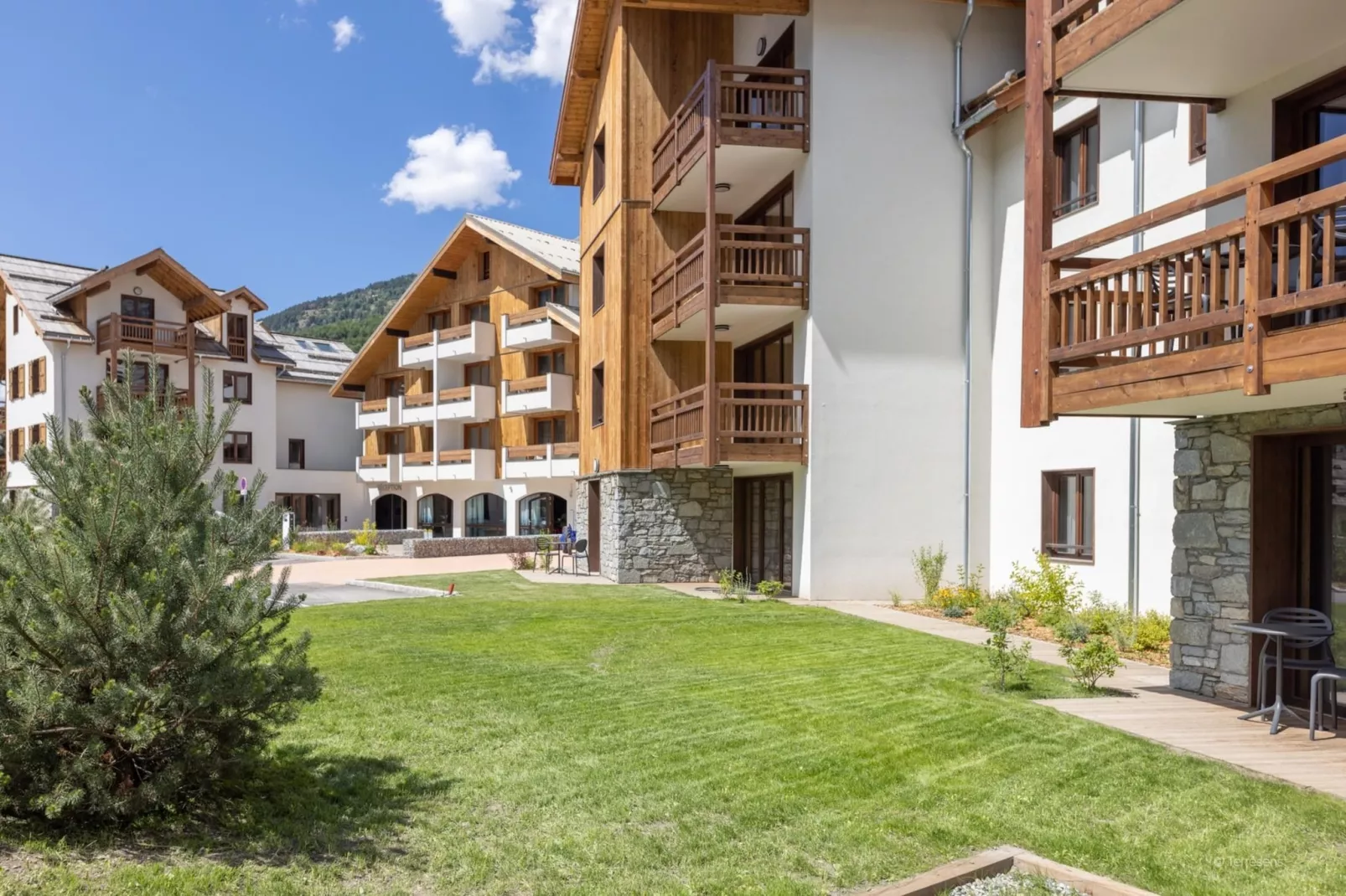 SERRE CHEVALIER Le Cristal Lodge-A38P-Exterior summer