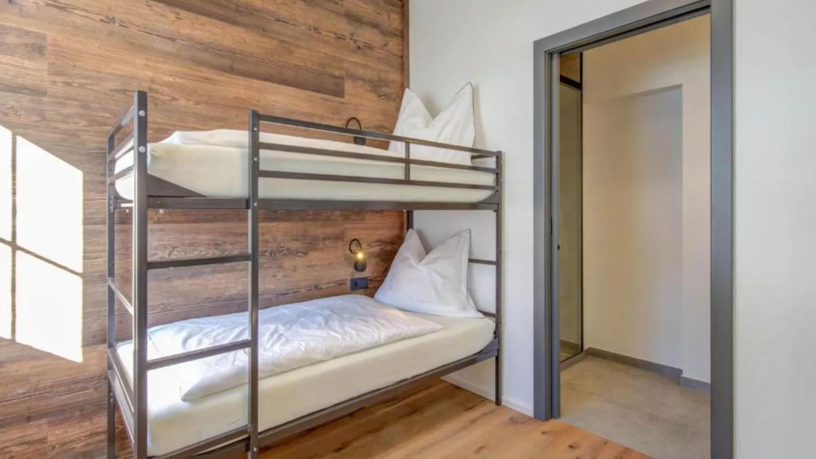 Leni Top 1-Bedroom