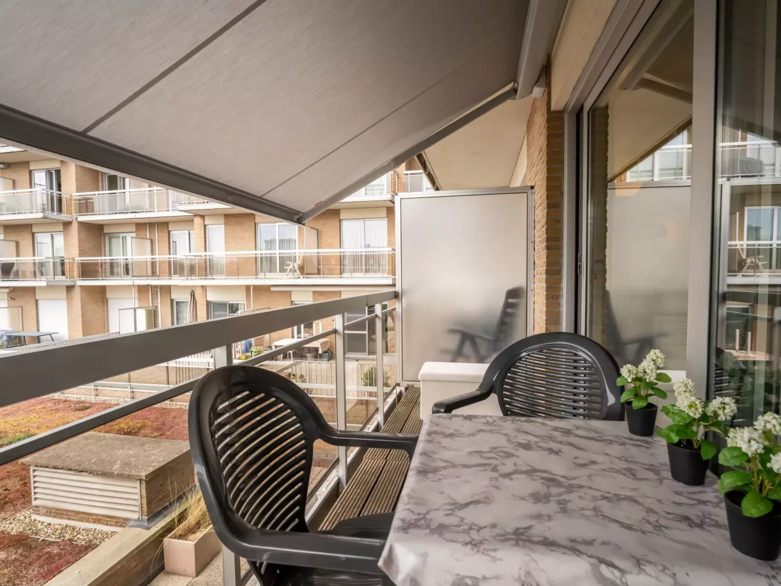 Cosy @ the beach studio with pool-Outside