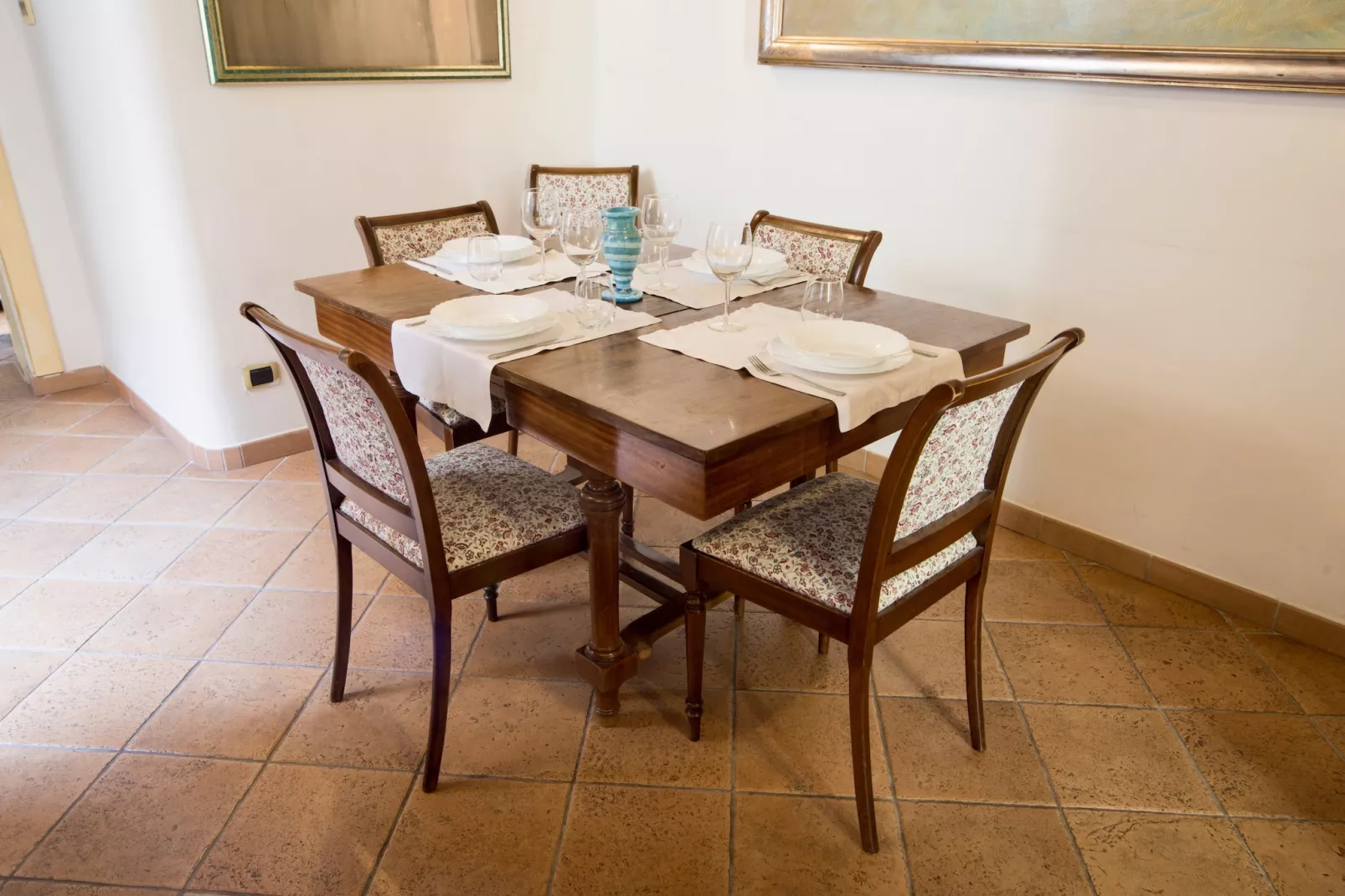 Trevi Fountain Apartment-Dining room