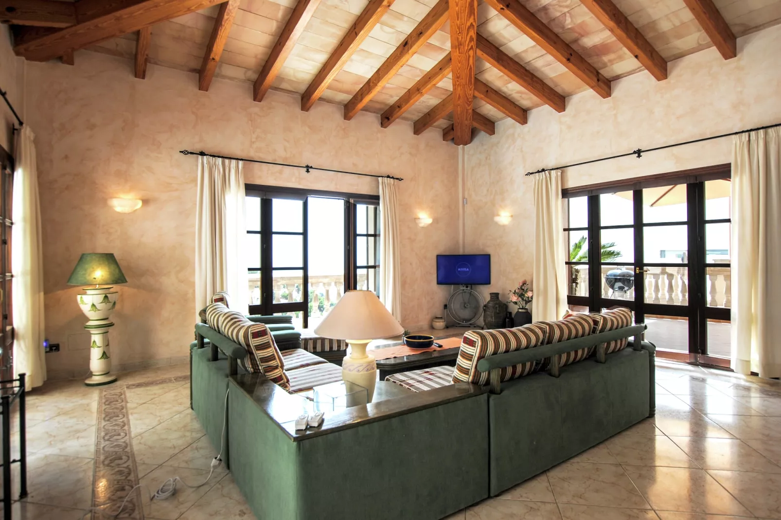 Wundeschönes & Nachhaltiges Casa Cap Vermell-Wohnzimmer
