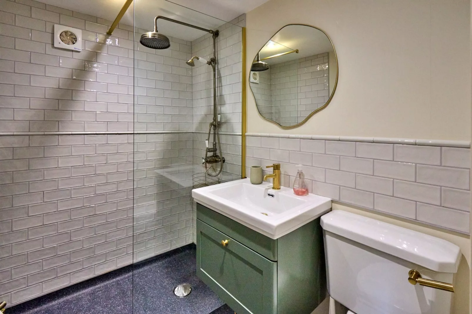 Wisteria at the Rookery-Bathroom