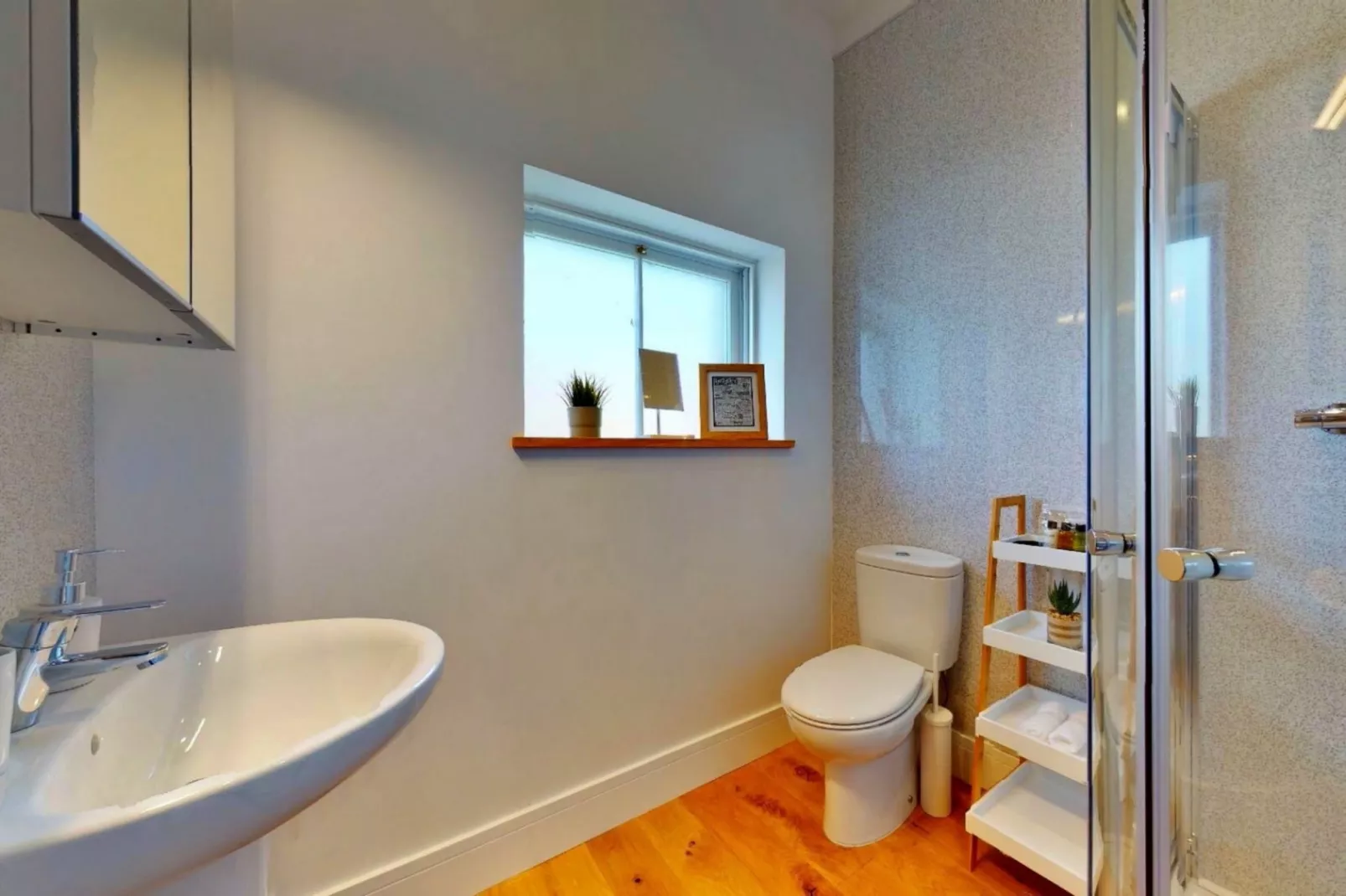 Peak Dale Apartment-Bathroom