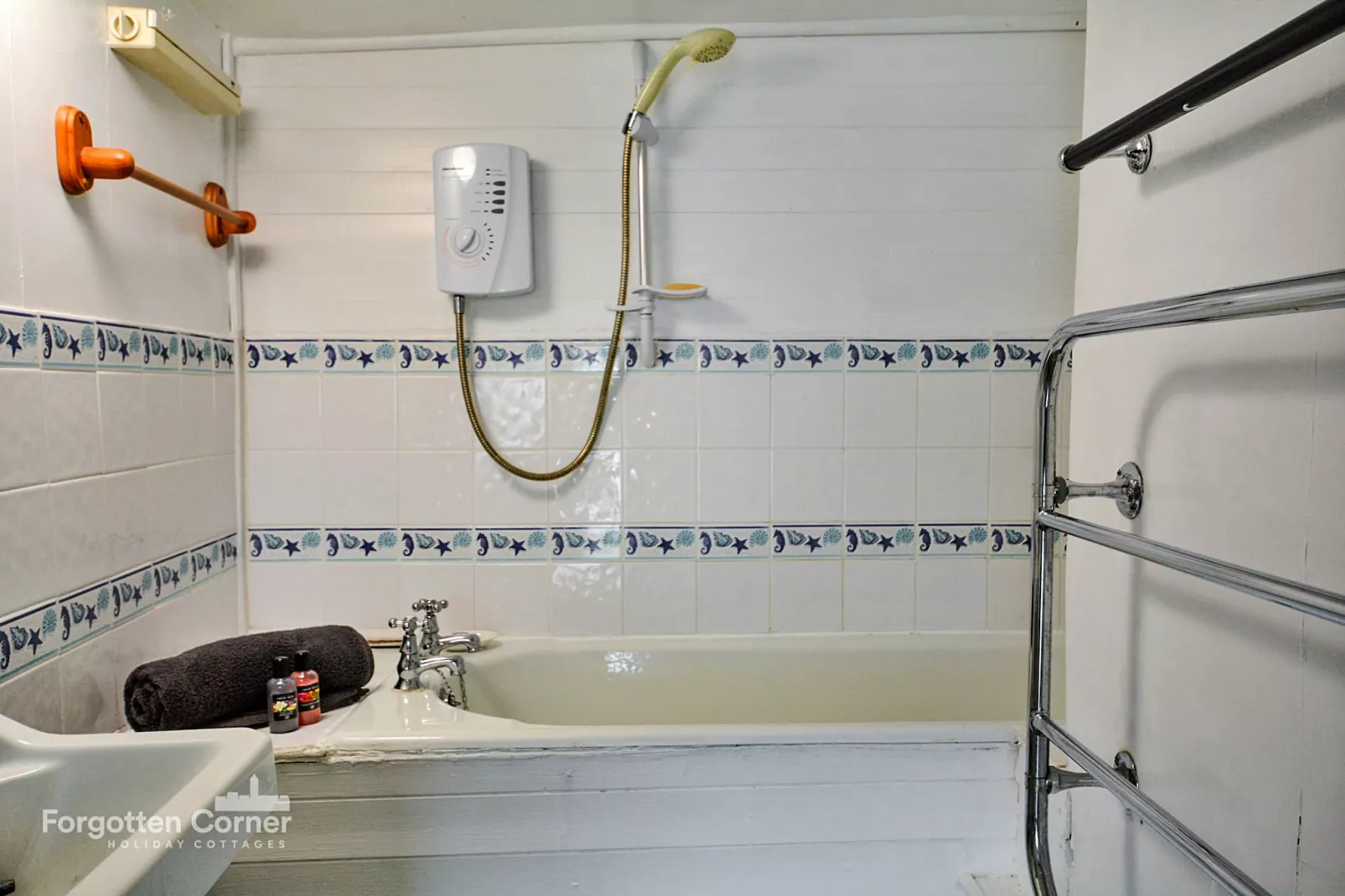 April Cottage, Cawsand-Bathroom
