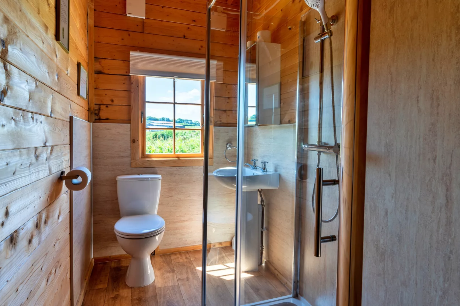 Moor View Cabin-Bathroom