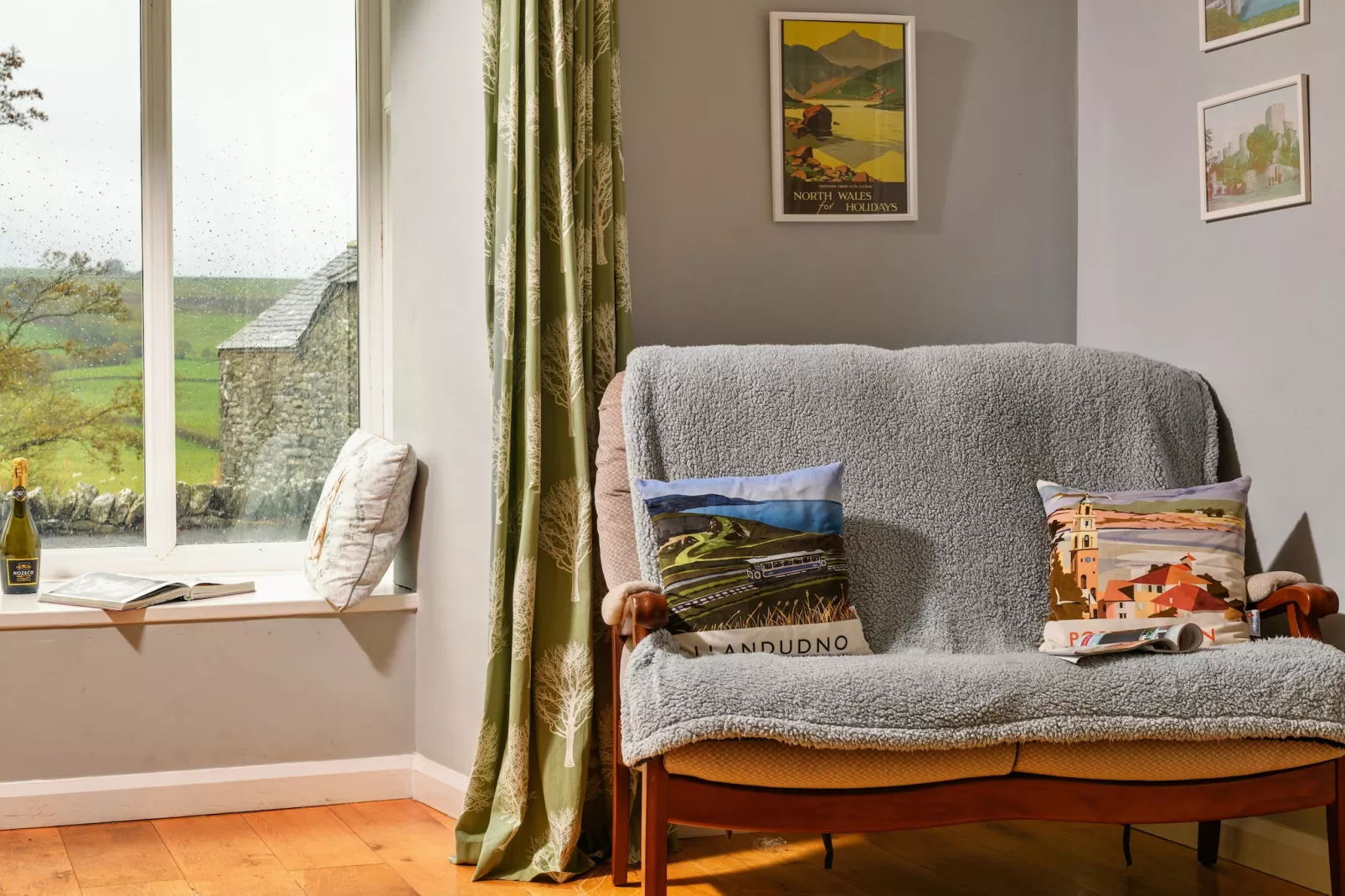 Bodlawen Holiday House - Edge of Snowdonia-Living room