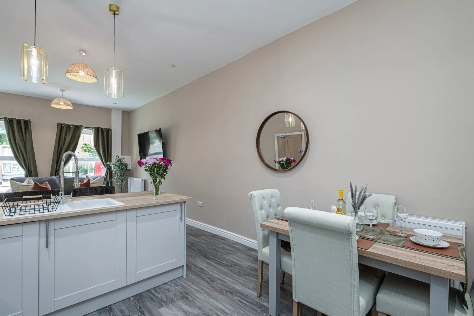 Peace Retreats Apartment - Pwllheli-Dining room