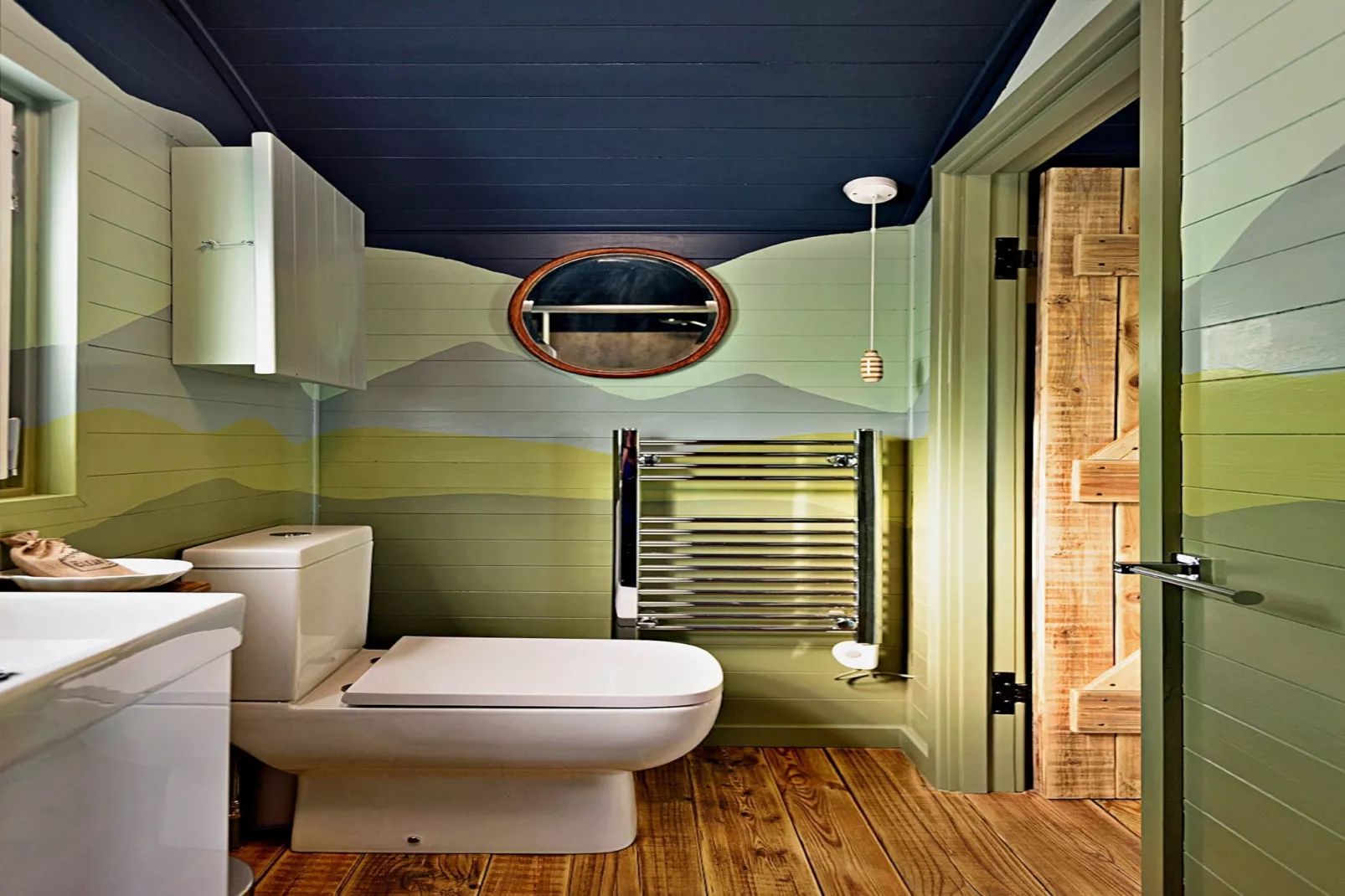 'Angharad' Poachers Hut-Bathroom