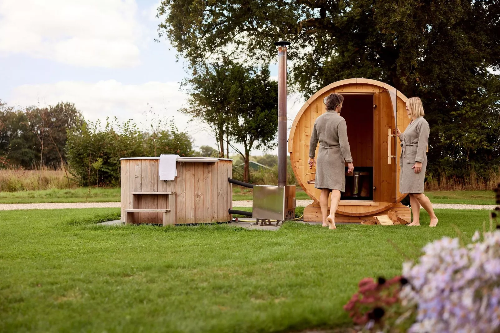 Waterlodge 6 Deluxe met sauna en hottub-Nicht getaggt