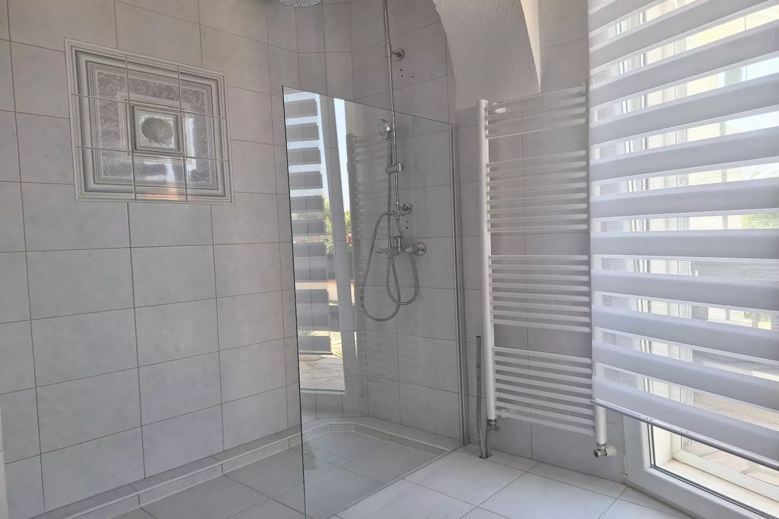 Sea View  Apartment Povljana - One Bedroom Apartment with Sea View-Bathroom