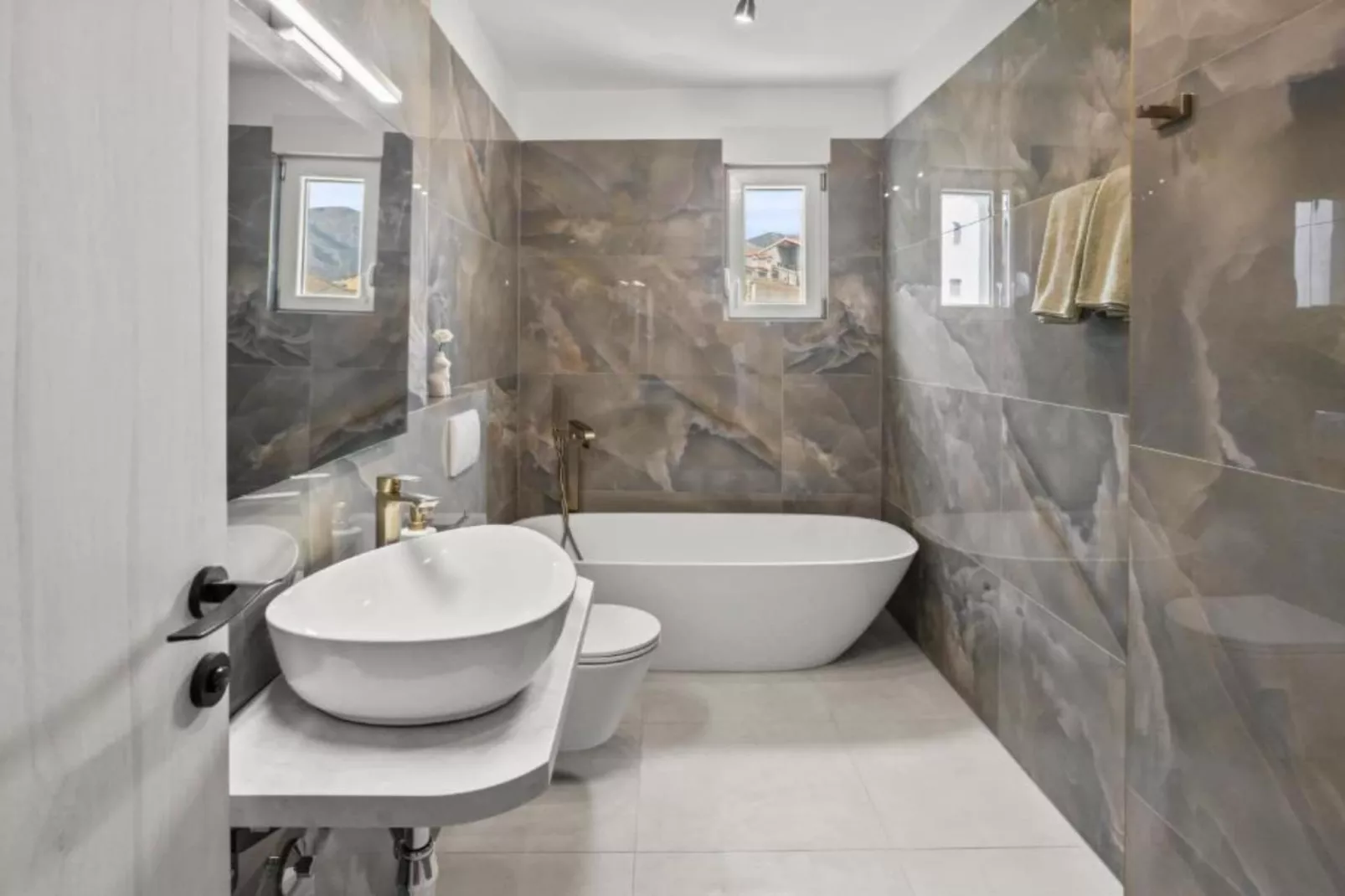 Three-Bedroom Penthouse Apartment-Bathroom