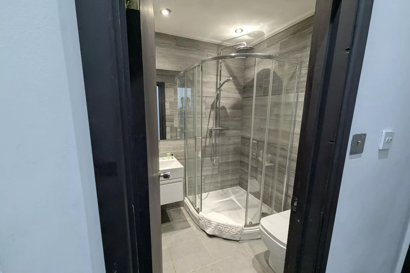 Firs Sta Single-Bathroom