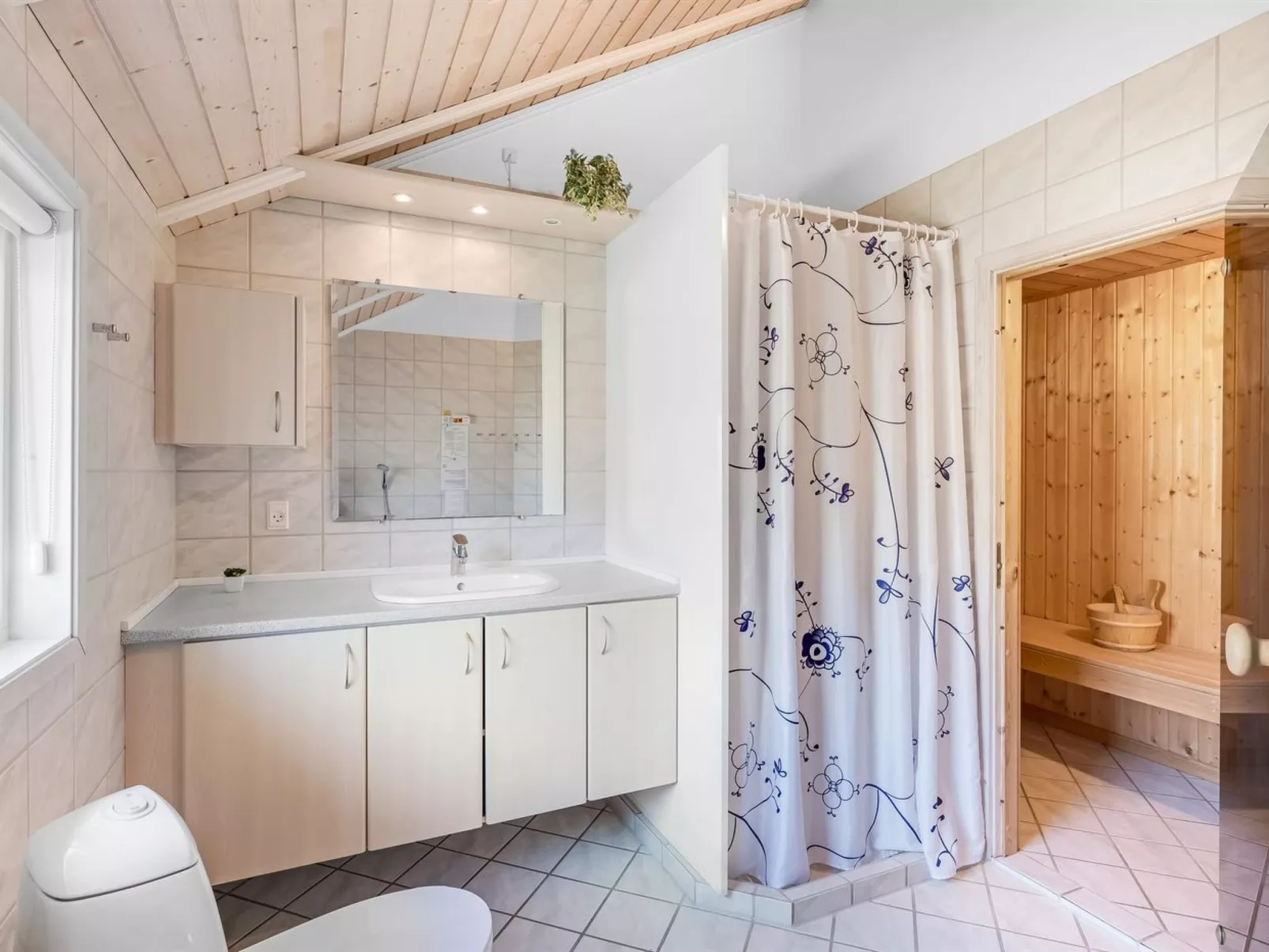 "Germaine" - 1.2km from the sea-Dedans