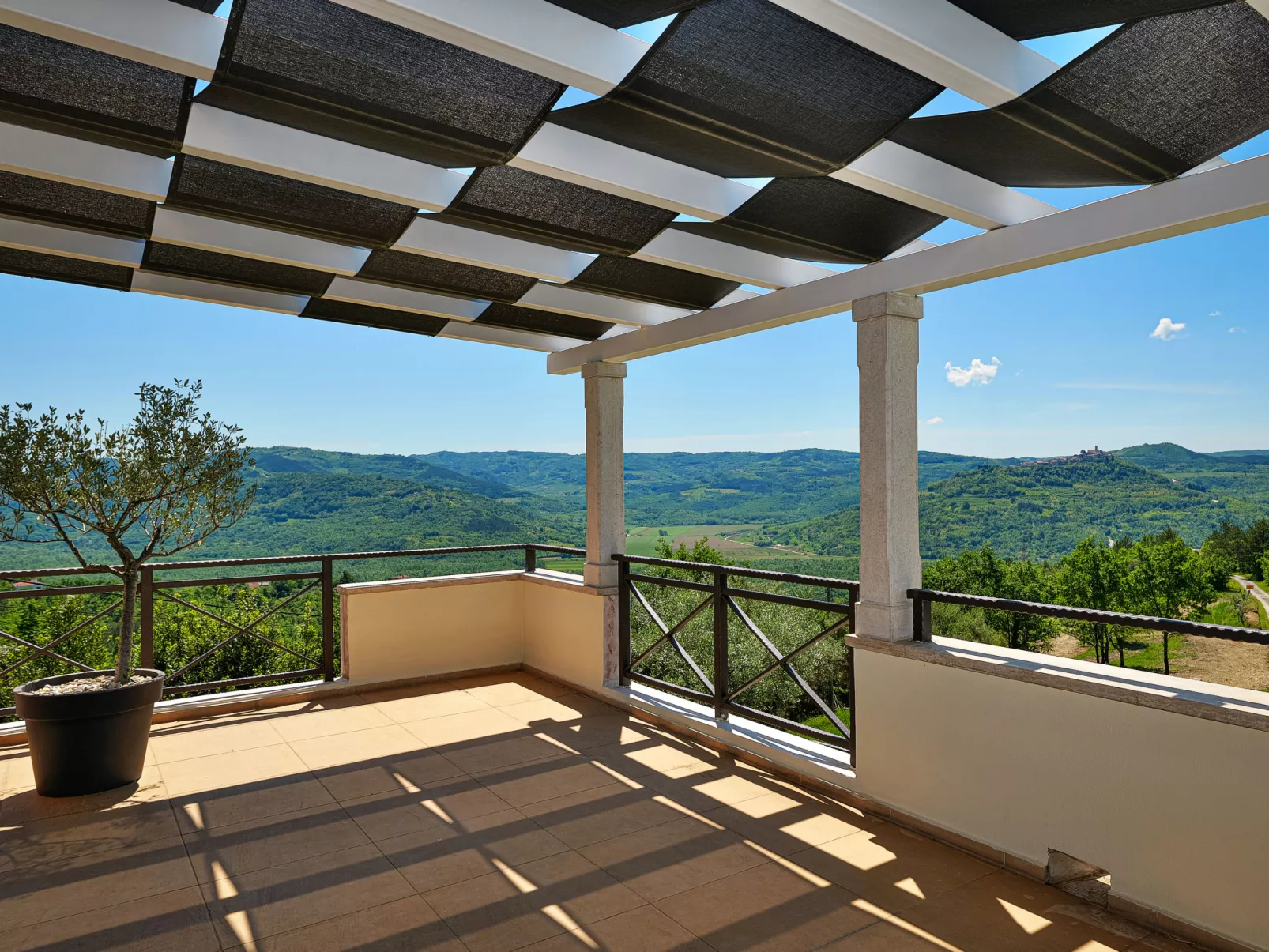 Villa Over the Hilltop-Draußen