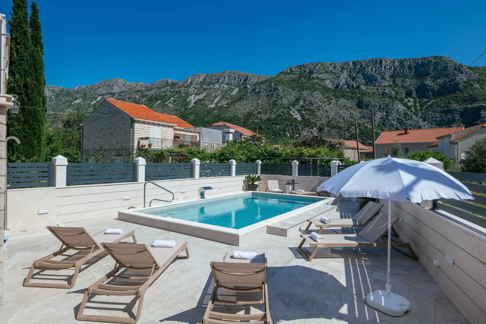 Apartments Azzurro- One Bedroom Apartment with Terrace and Hot Tub ( Azzurro II-gornji)-Piscine