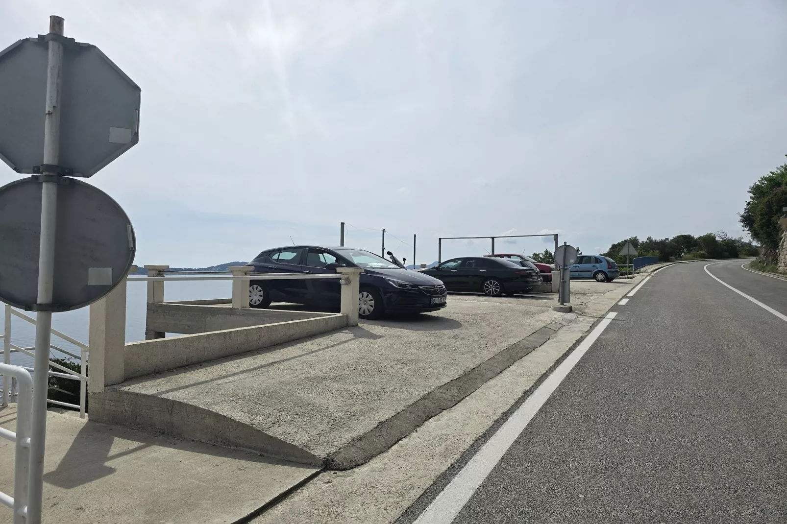 Indy's Beach Apartments- Studio Apartment with Patio and Sea View-Parking