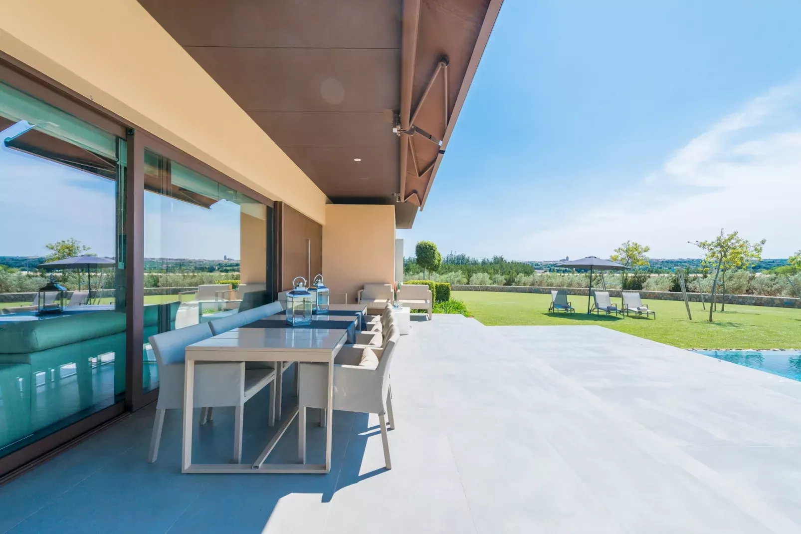 Short De Can Rius-Terrace balcony