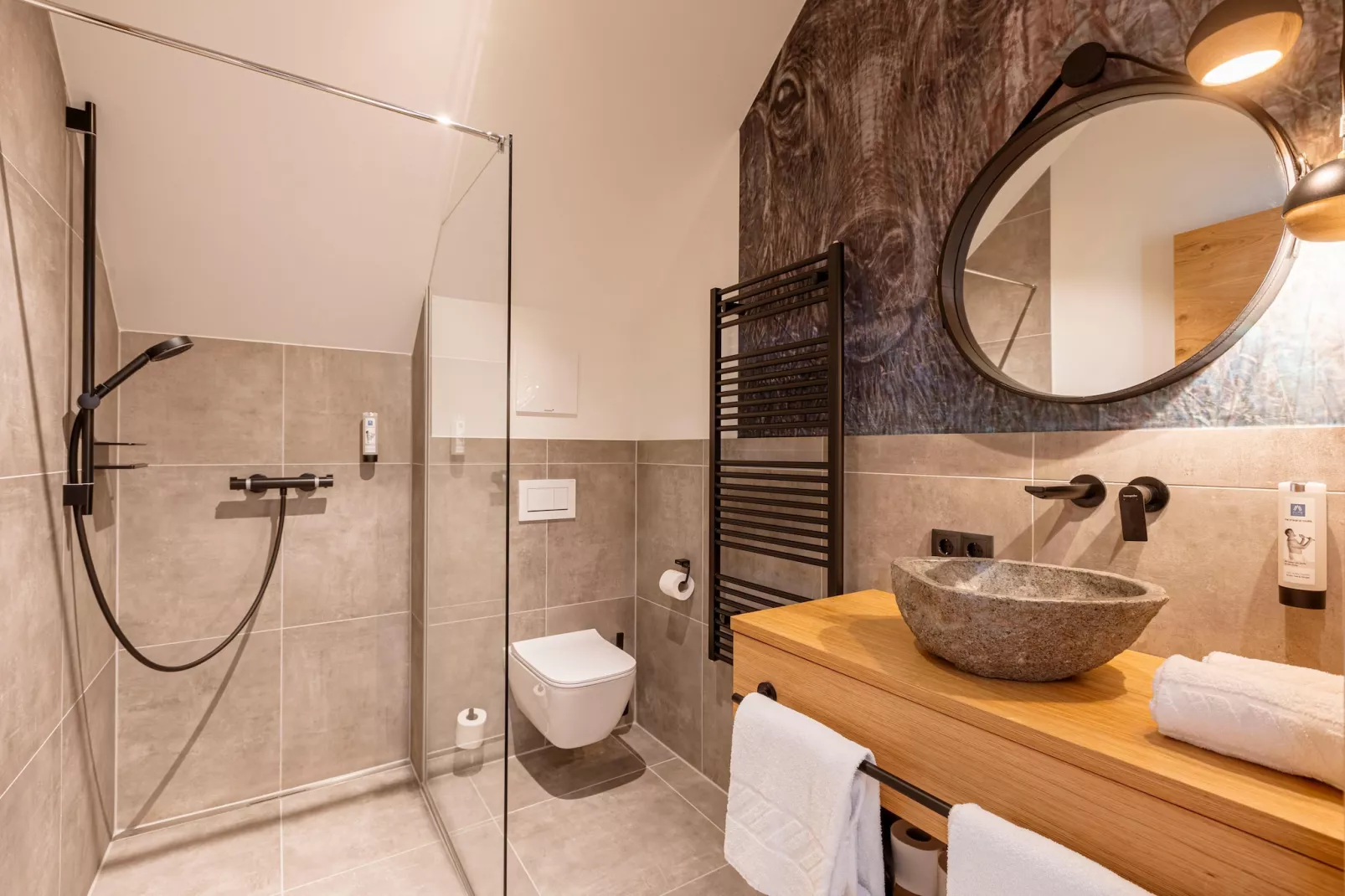 Fiss Suites 14-Bathroom