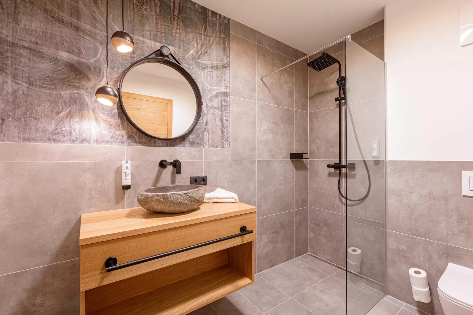 Fiss Suites 12-Bathroom