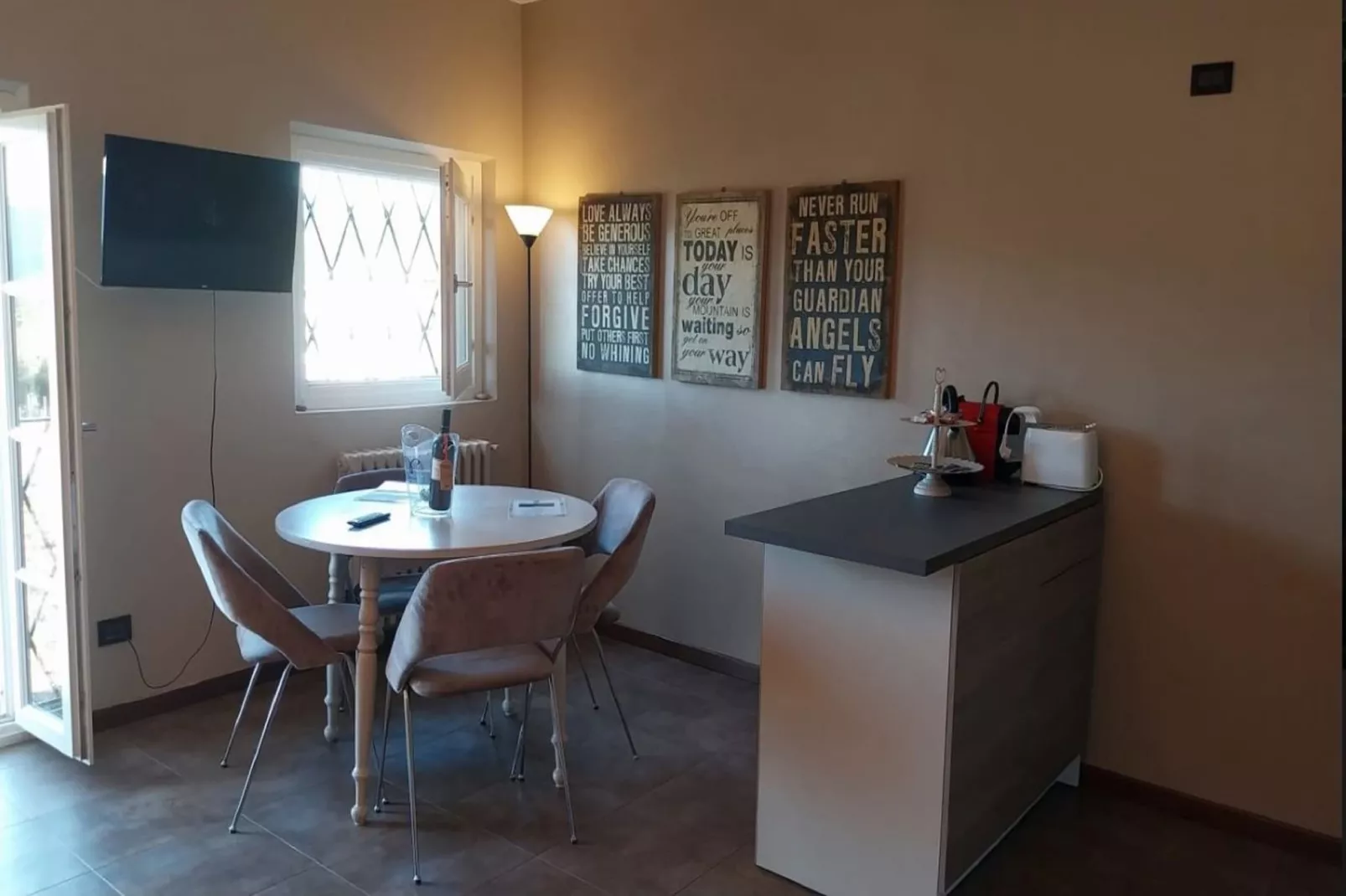 Pinot Nero-Living room
