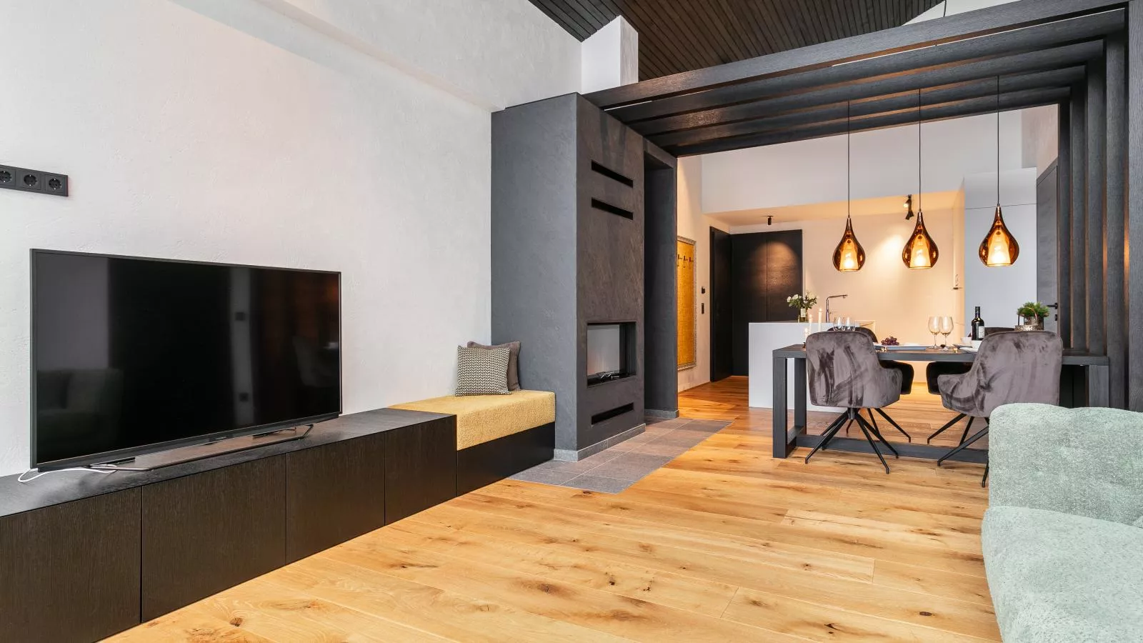 Adult Only Superior Suite-Living room