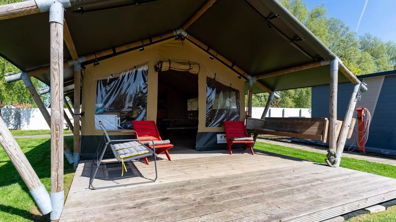 Safaritent in Heeg-Exterior summer