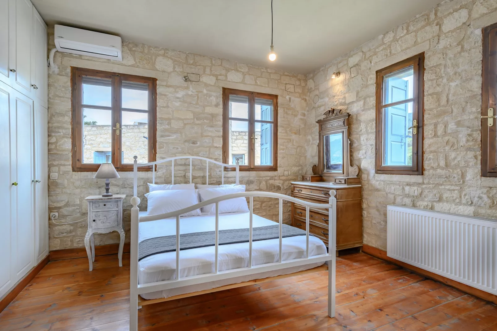 Rogalida-Bedroom