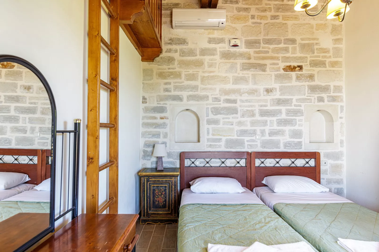 Mera-Bedroom