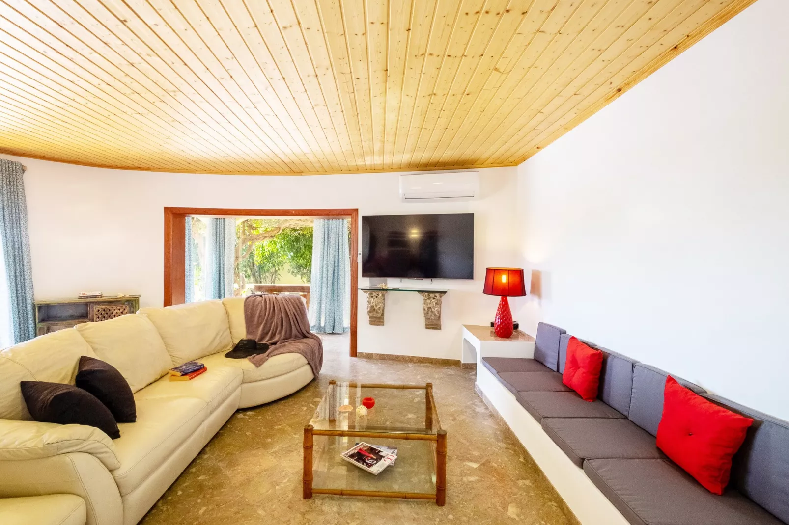 Villa Bantayan-Living room