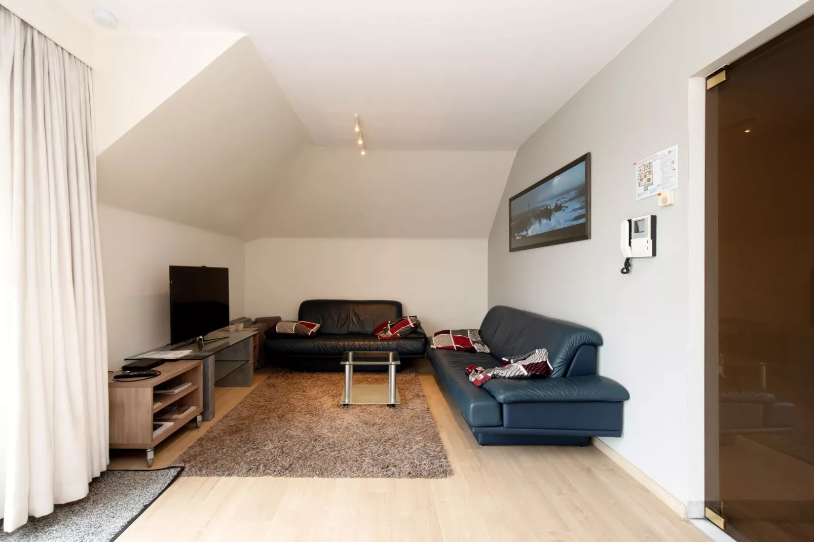 MENTON 22B-Living room