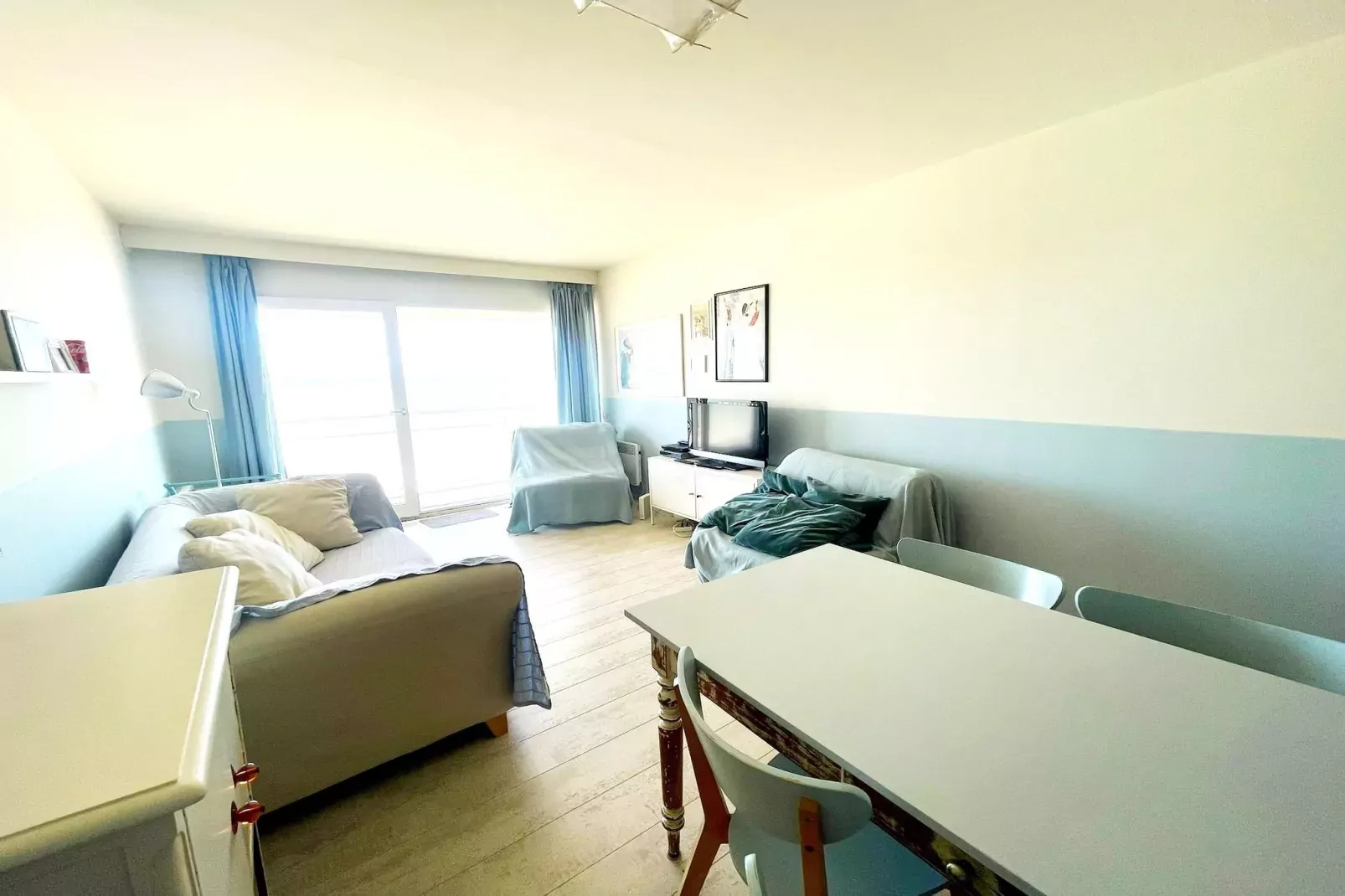 DARWIN2 0803/ D8-Living room