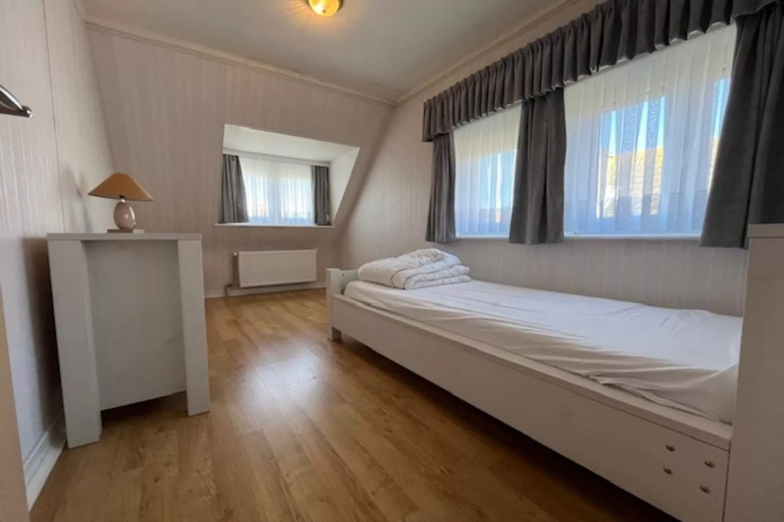 VILLA ZEEBRIES WONING-Bedroom