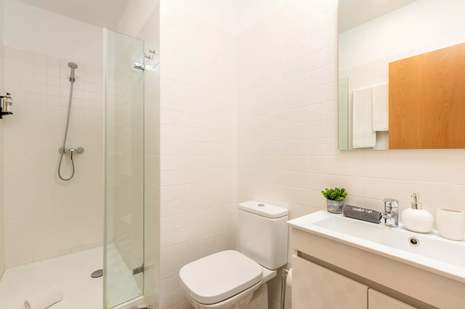 YOUROPO - Cosy 3-Bathroom