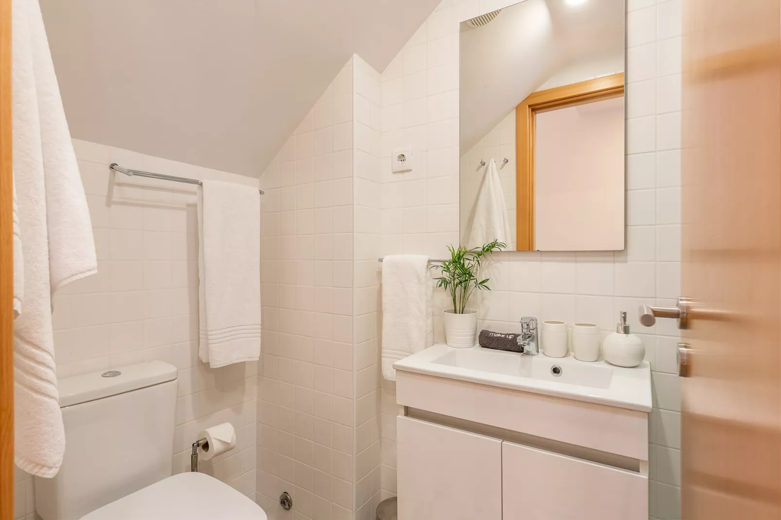 YOUROPO - Cosy 4-Bathroom