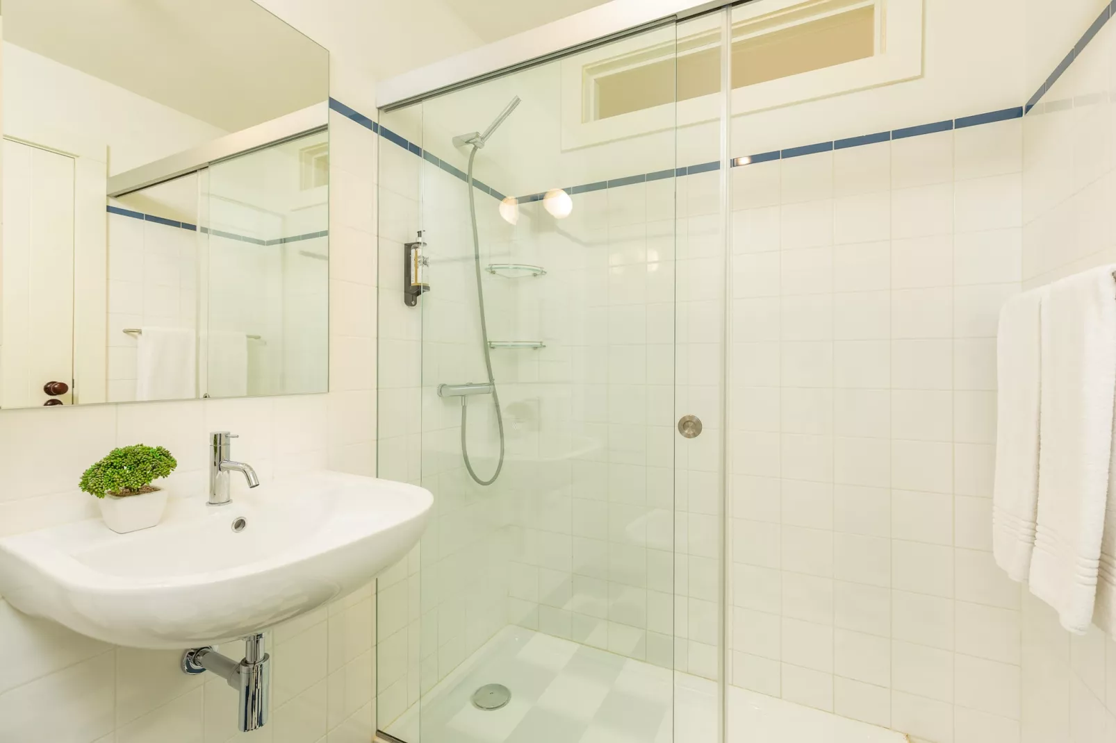 YOUROPO - Flores S-Bathroom