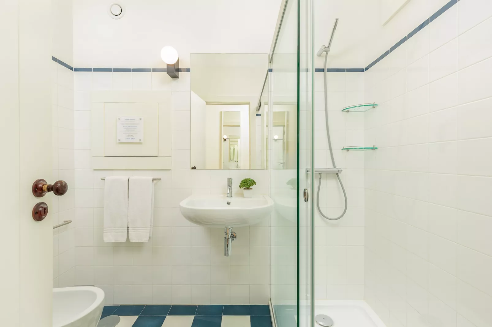 YOUROPO - Flores M-Bathroom