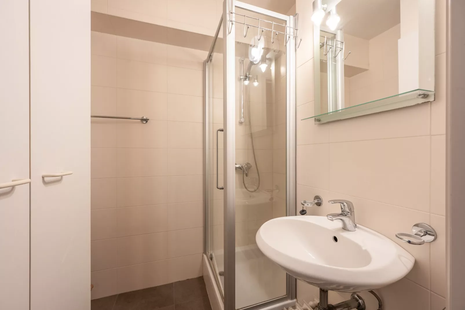 Residence Queen An-1-Bathroom