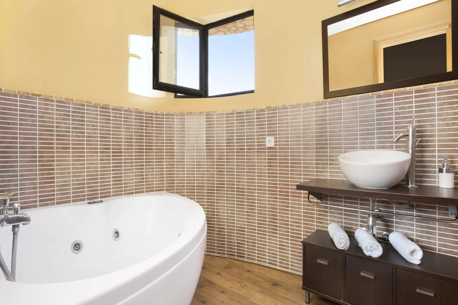 Llevant 2-Bathroom