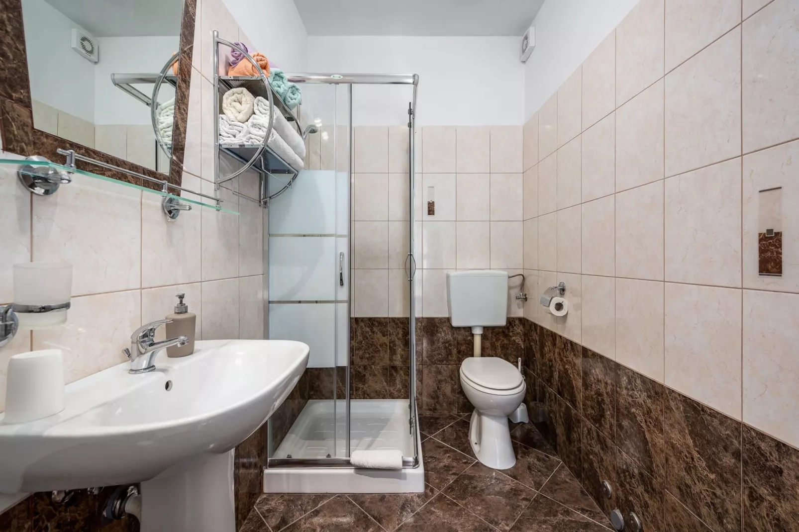 Lara 6 - Shared Pool, Sauna, Jacuzzi-Badezimmer