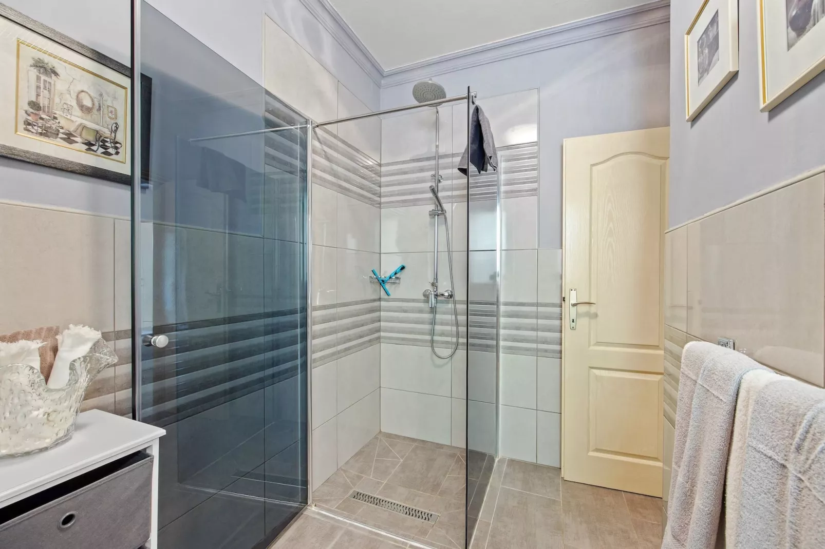 Lady M White - Balcony and Sea View-Bathroom