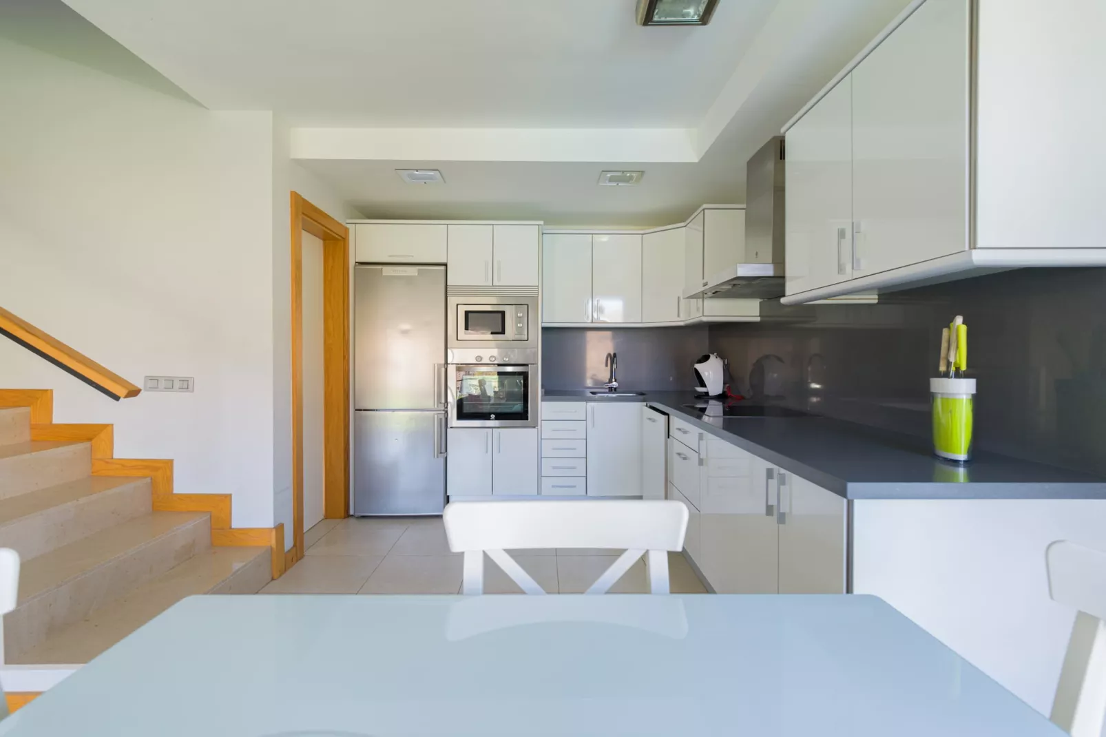 VISTA GOLF 30-Kitchen