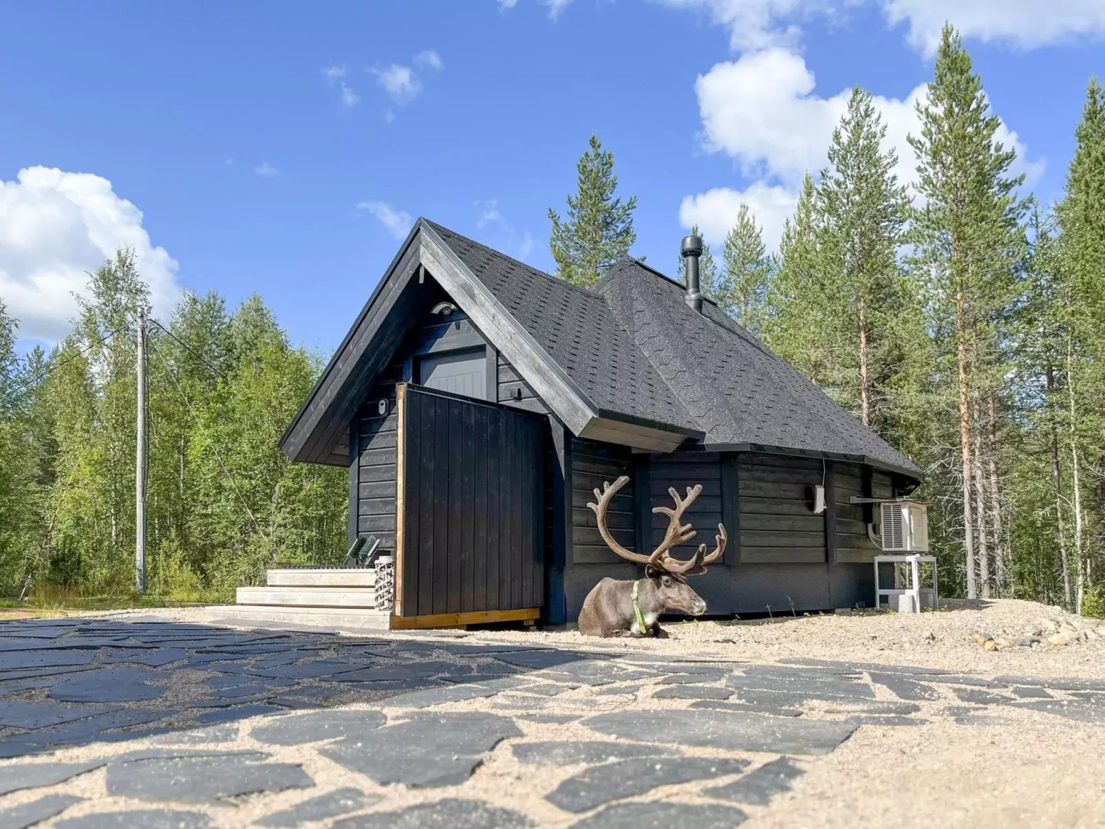 Samruam b aurora cabin-Outside