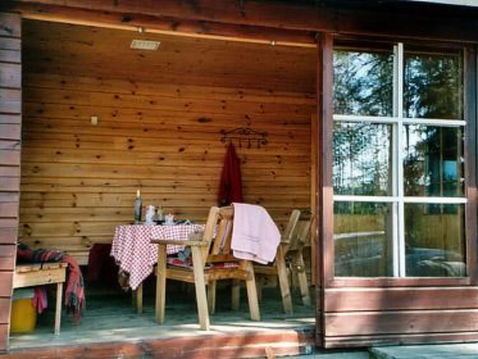 Ylähuone-Inside