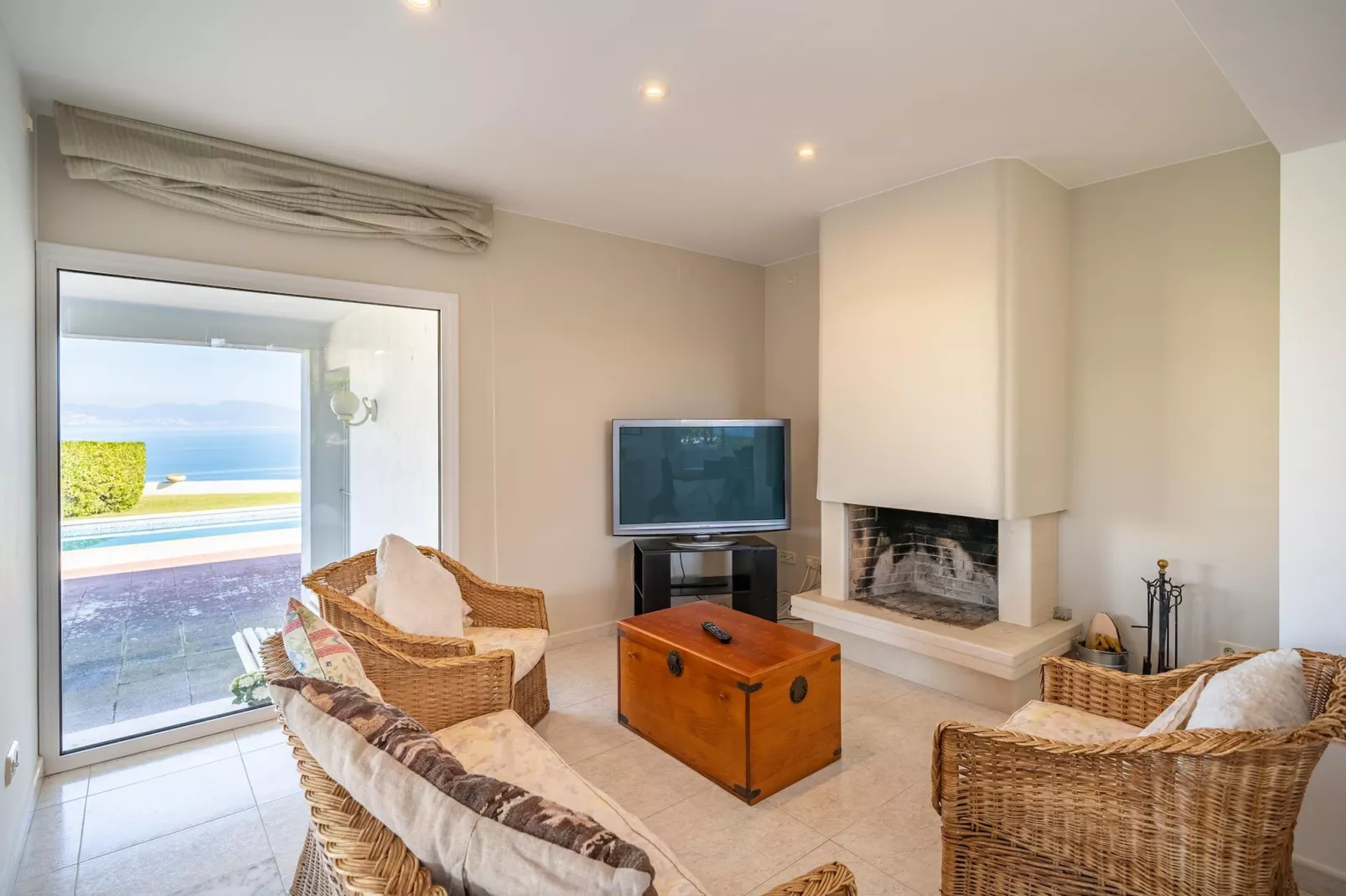 Mireia-Living room