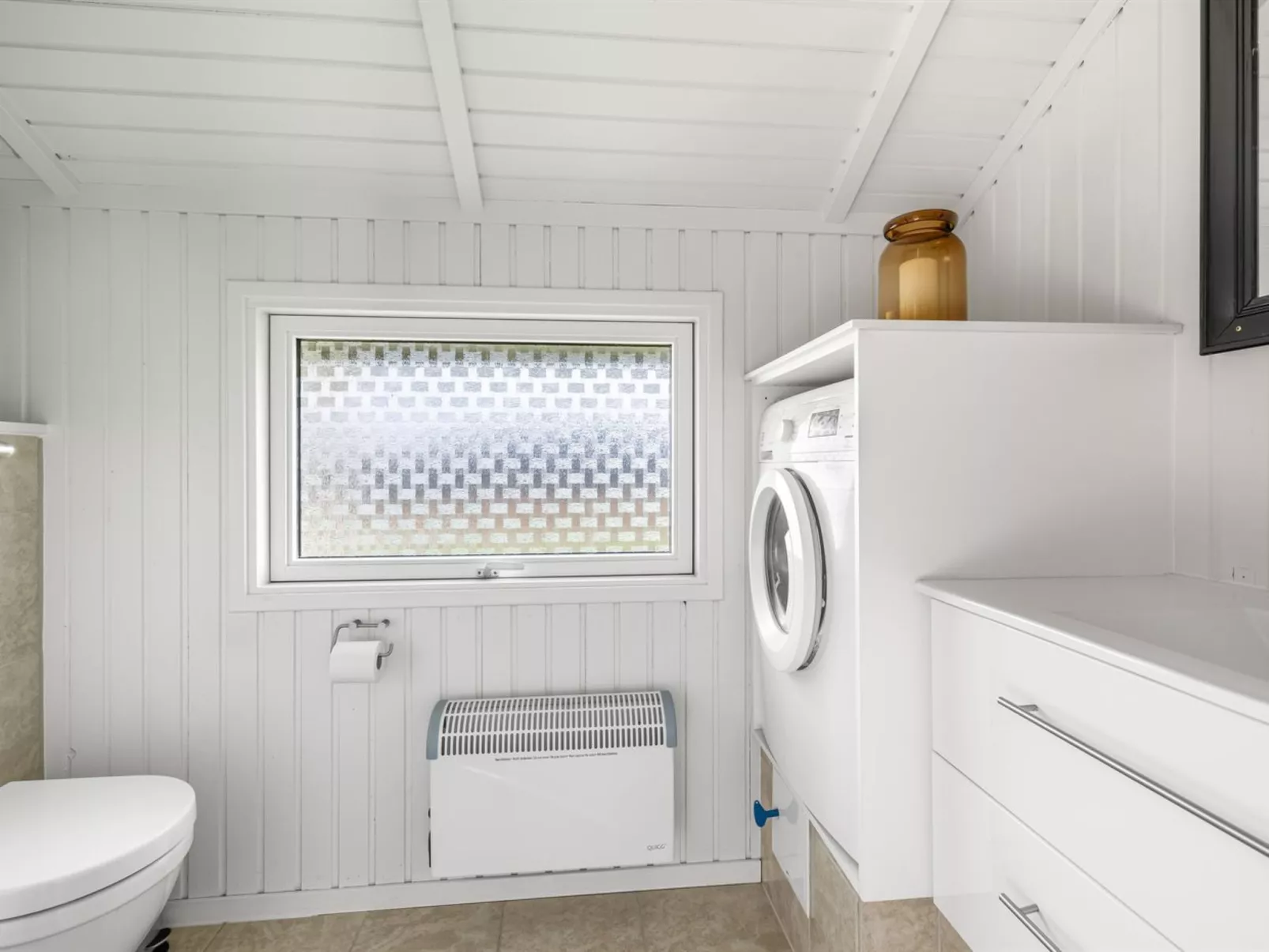 "Gitt" - 140m from the sea-Drinnen
