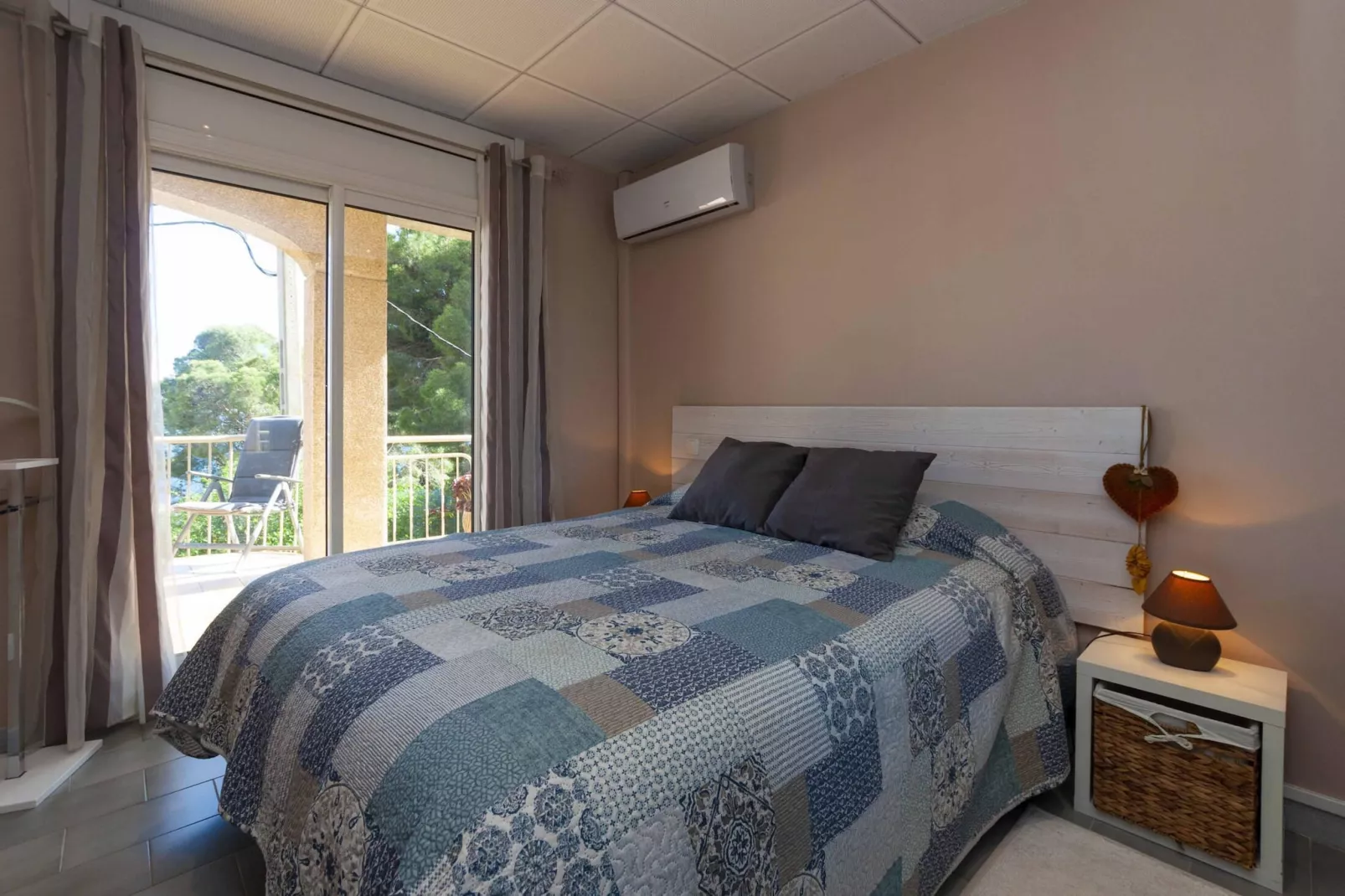1233 VILA NEUS con piscina-Bedroom