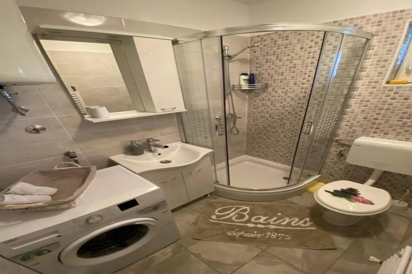 Apartment Ante-Bathroom
