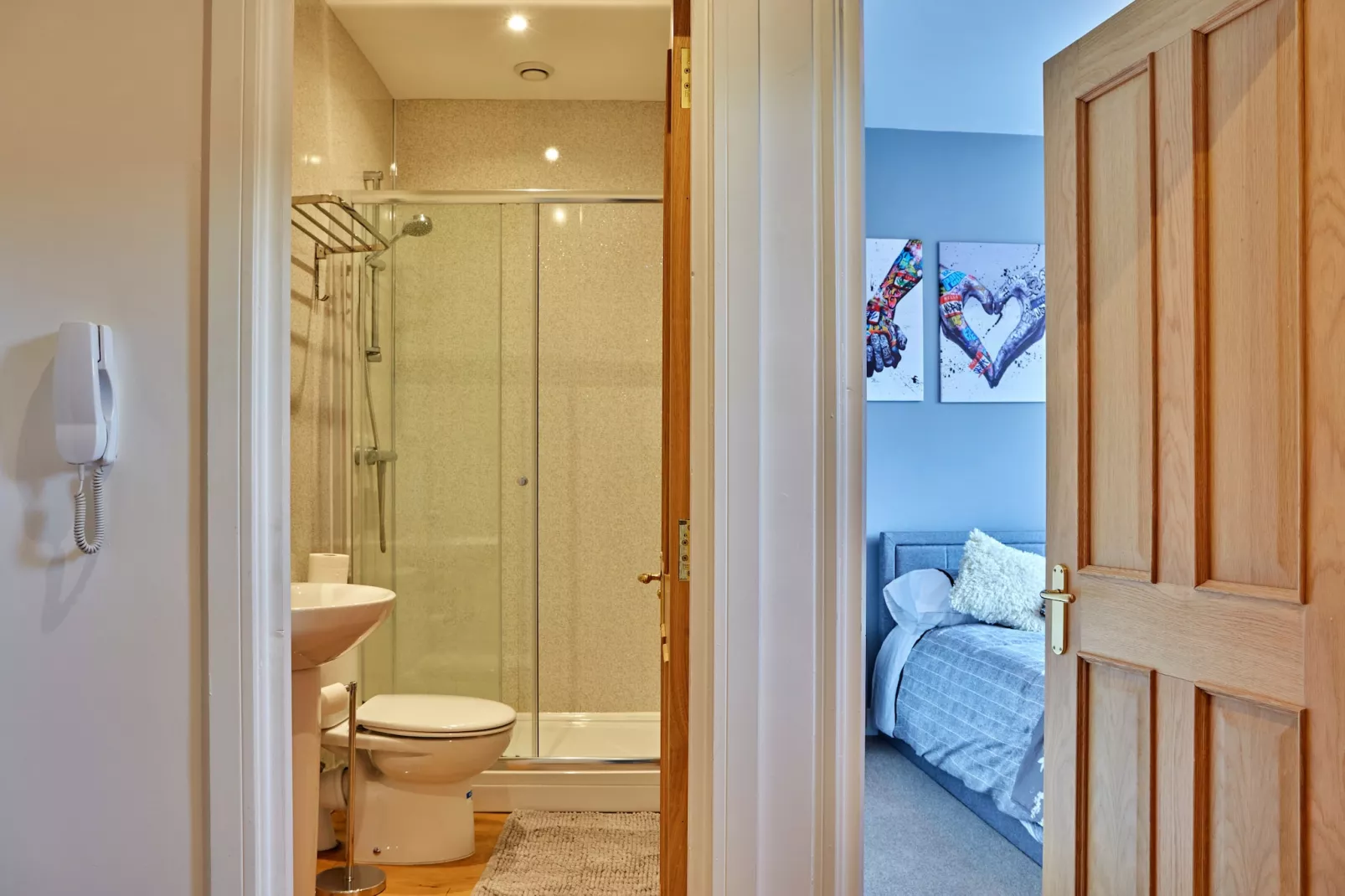 Shaky's Penthouse-Bathroom